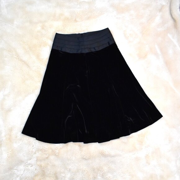 Black Velvety Below Knee Skirt Satin Trim Size Small Italian Fabric - Picture 9 of 10